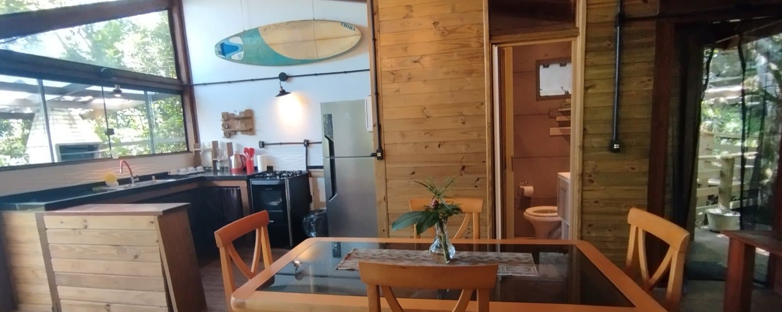Casa cercada de vegetação nativa, com vista para o Canto Sul