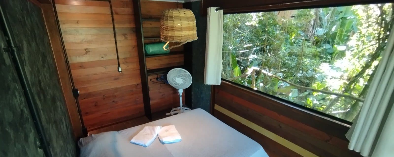 Casa 5 — Casa cercada de vegetação nativa, com vista para o Canto Sul